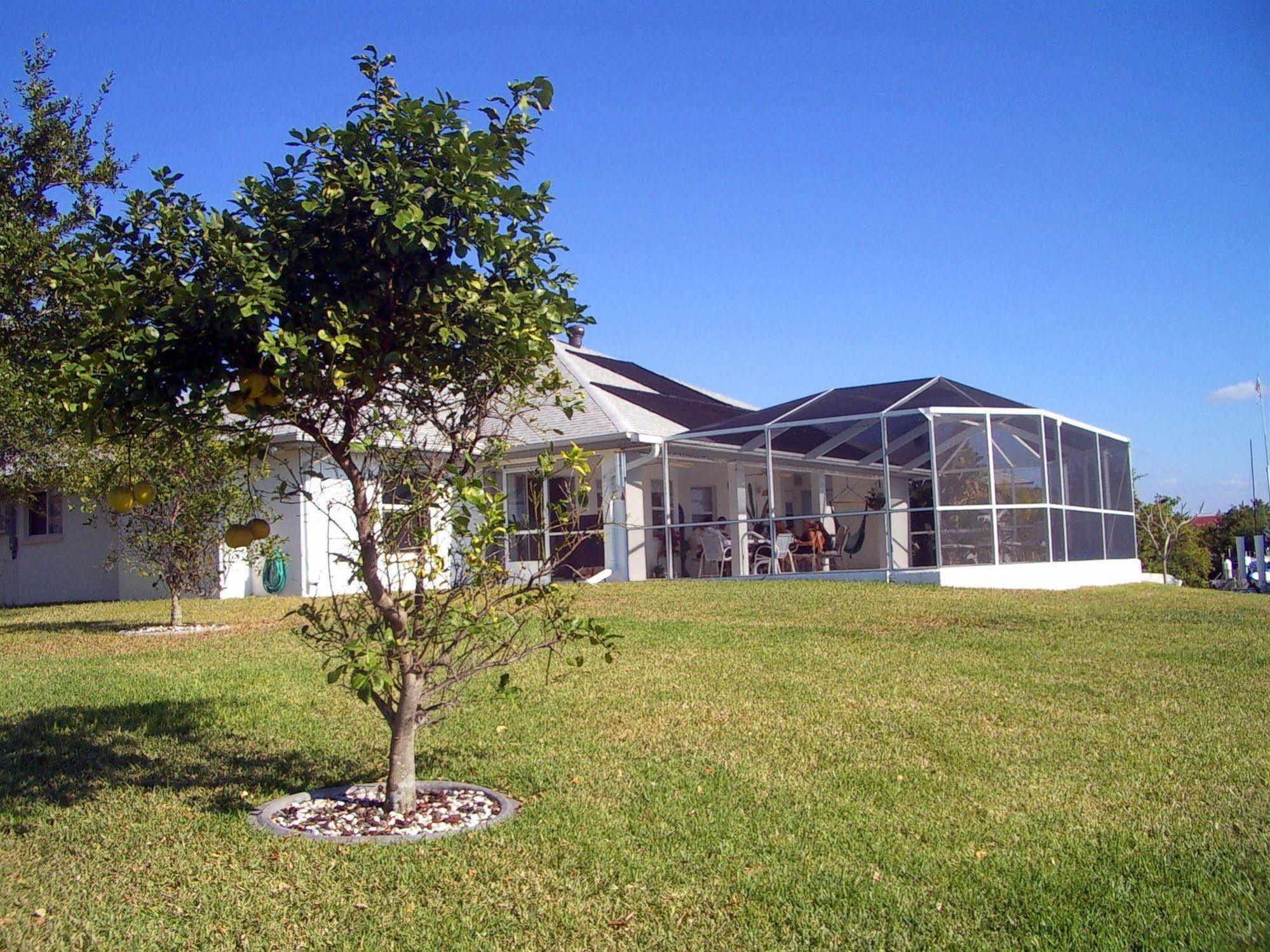 Tropical Paradise Bed & Breakfast Hotel Port Charlotte Exterior photo